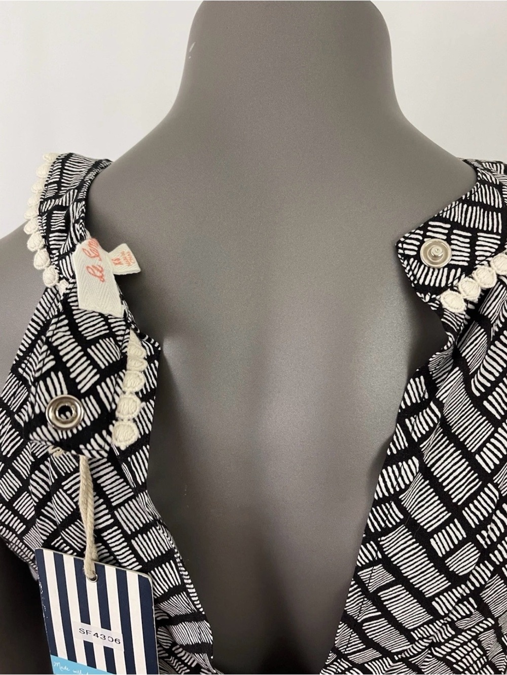 Le Sample Top Women’s XS Stitch Fix Black Tribal Print Embroidered Sleeveless - Picture 7 of 10